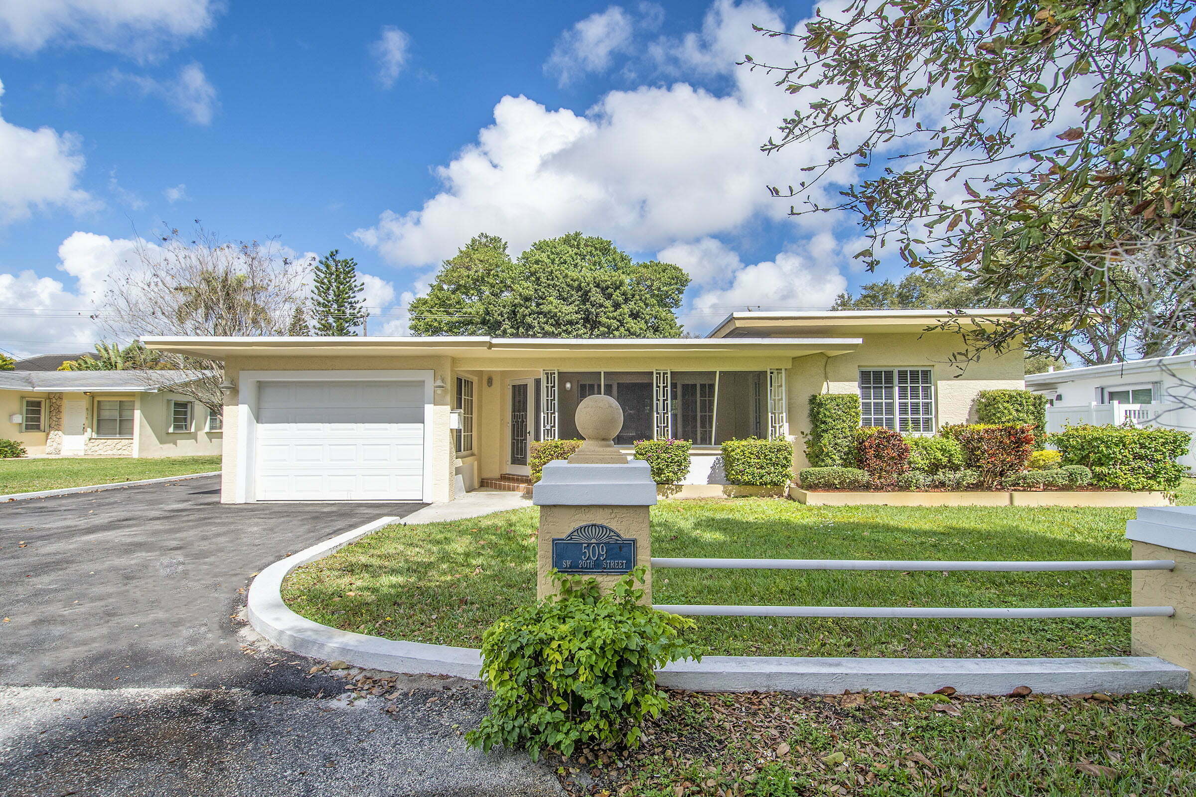 House Front 2 - 509 SW 20th Street, Fort Lauderdale, FL 33315 - © Flat Fee Florida Realty
